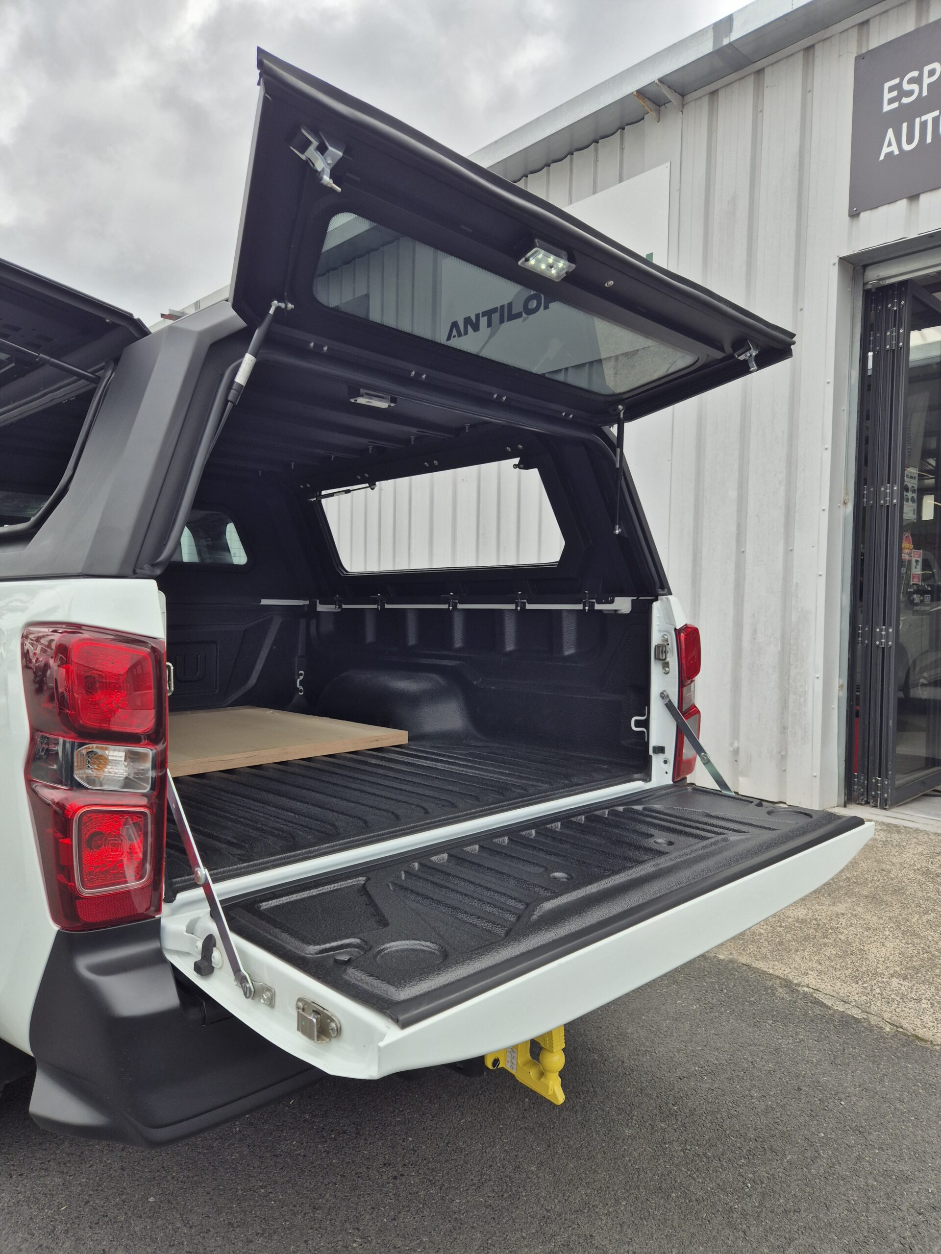 Hardtop vitré aluminium noir CW Isuzu D-Max Space Cab 2020+ – Image 13