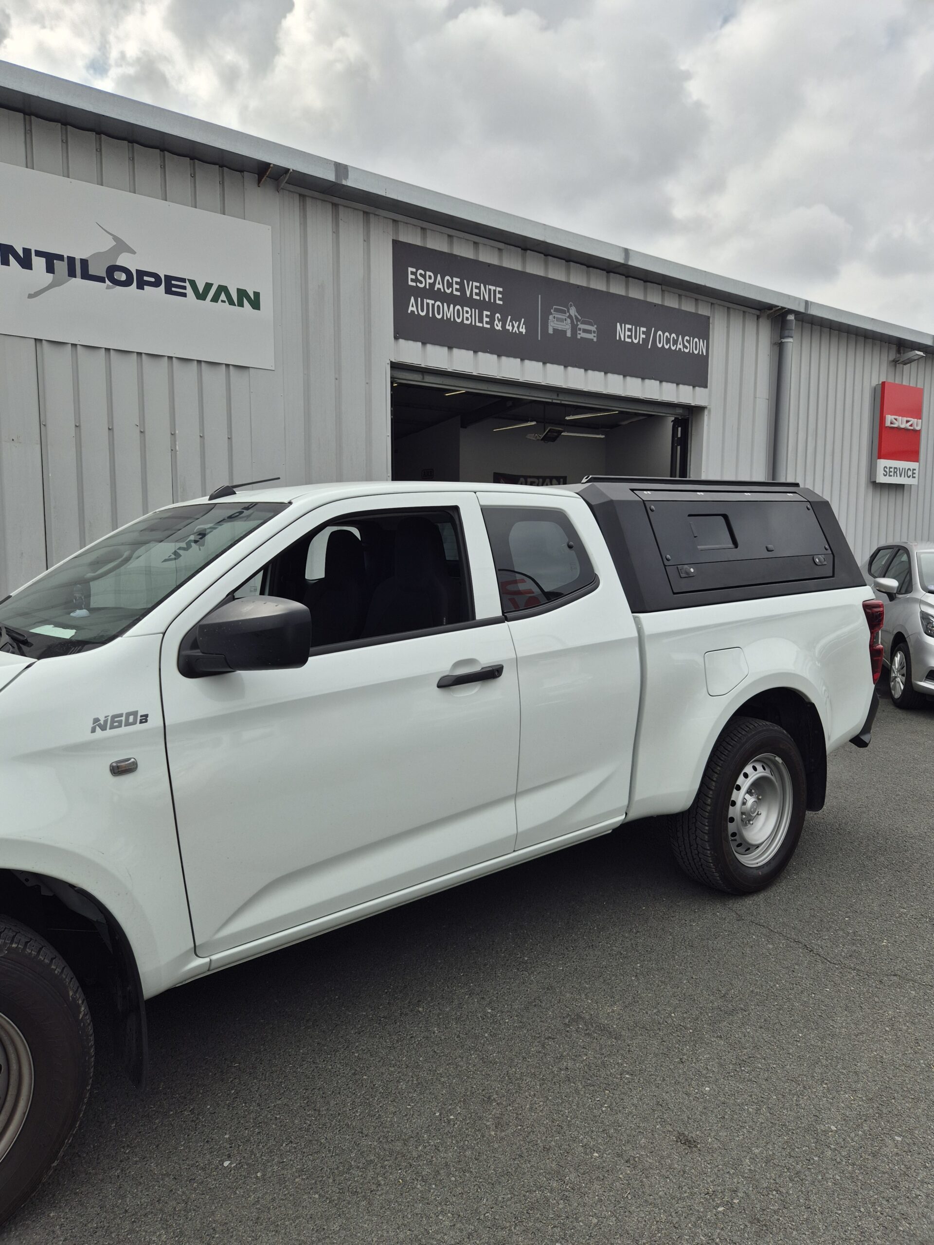 Hardtop vitré aluminium noir CW Isuzu D-Max Space Cab 2020+ – Image 10