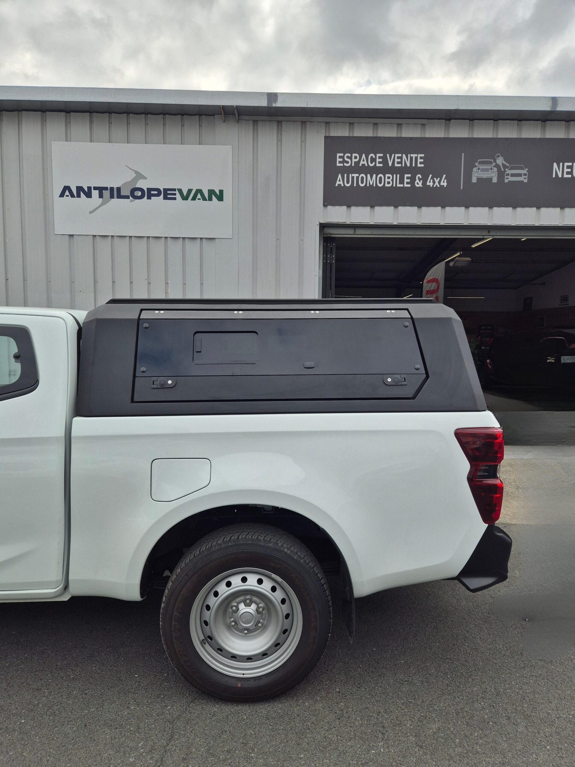 Hardtop vitré aluminium noir CW Isuzu D-Max Space Cab 2020+ – Image 6