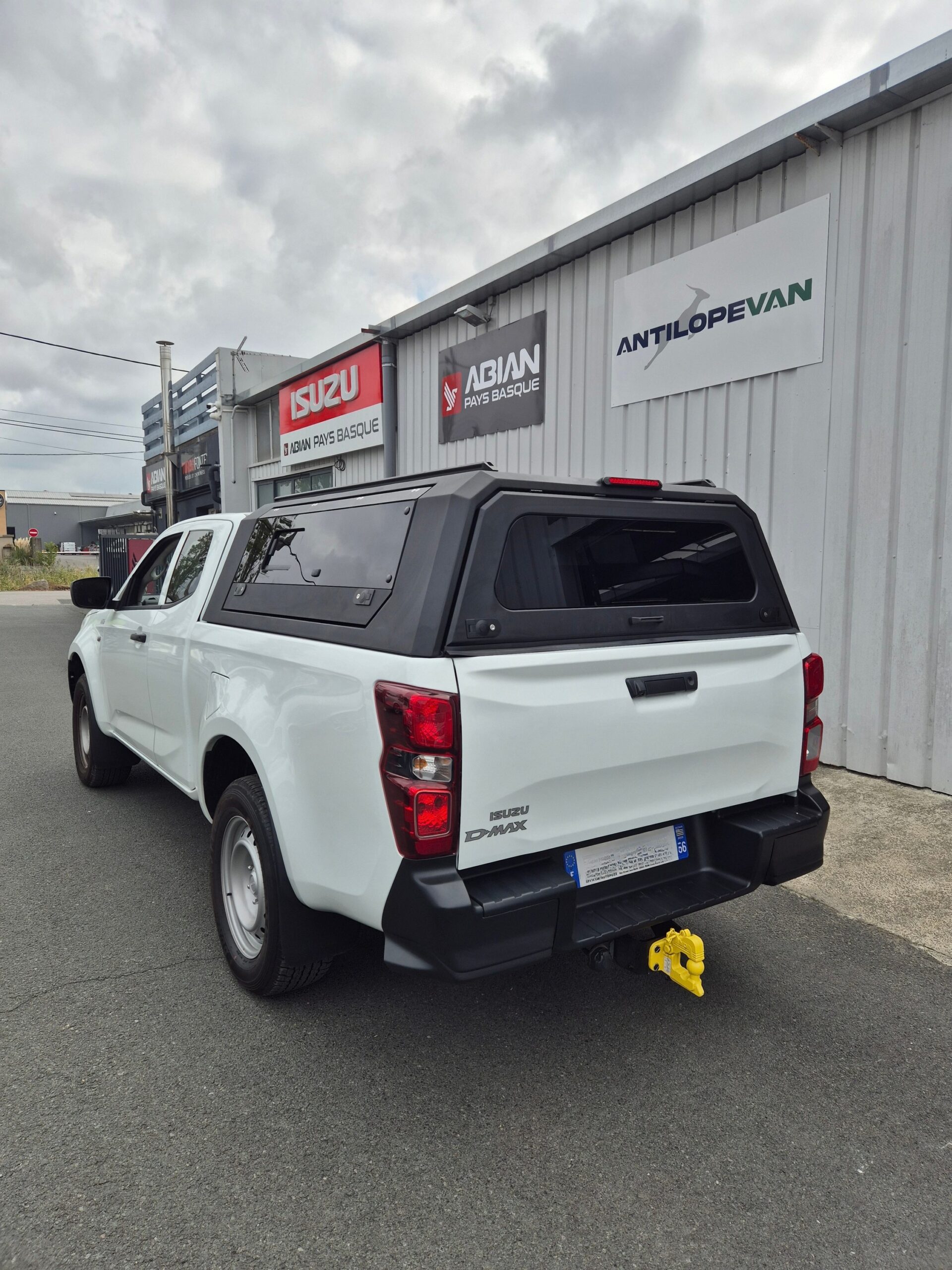 Hardtop vitré aluminium noir CW Isuzu D-Max Space Cab 2020+ – Image 1