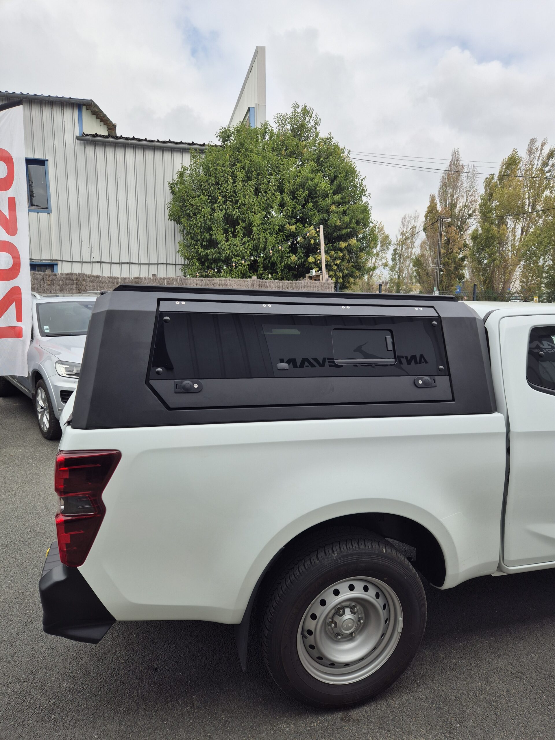 Hardtop vitré aluminium noir CW Isuzu D-Max Space Cab 2020+ – Image 4