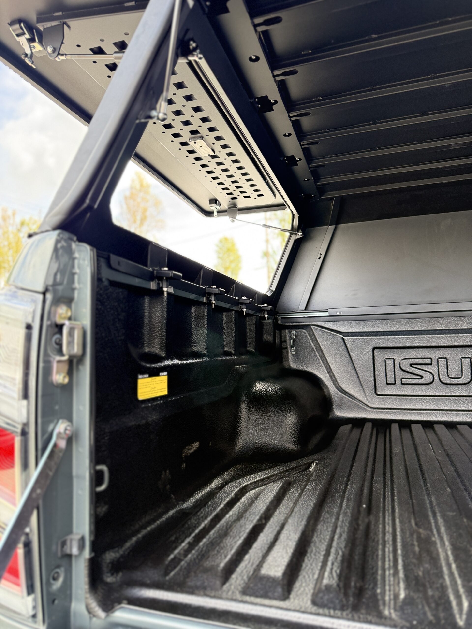 Hardtop fermé (sans vitre) aluminium noir CW Isuzu D-Max Double Cab 2020+ – Image 15