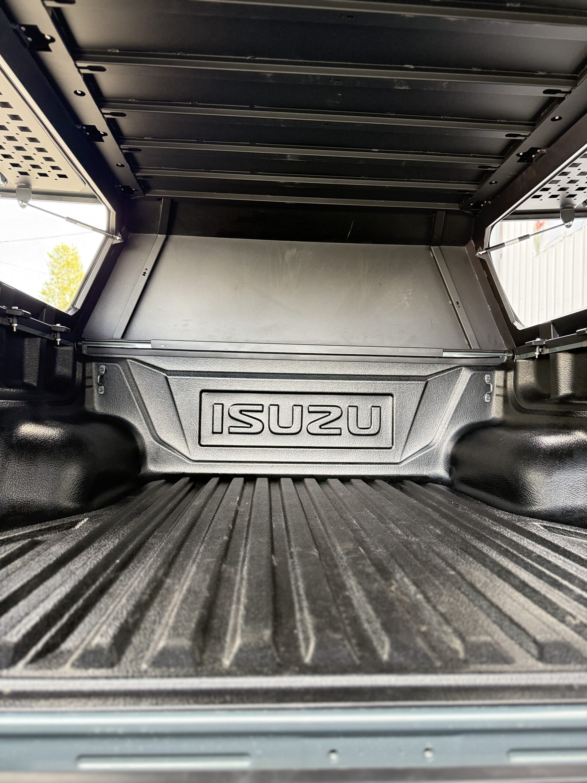 Hardtop fermé (sans vitre) aluminium noir CW Isuzu D-Max Double Cab 2020+ – Image 14