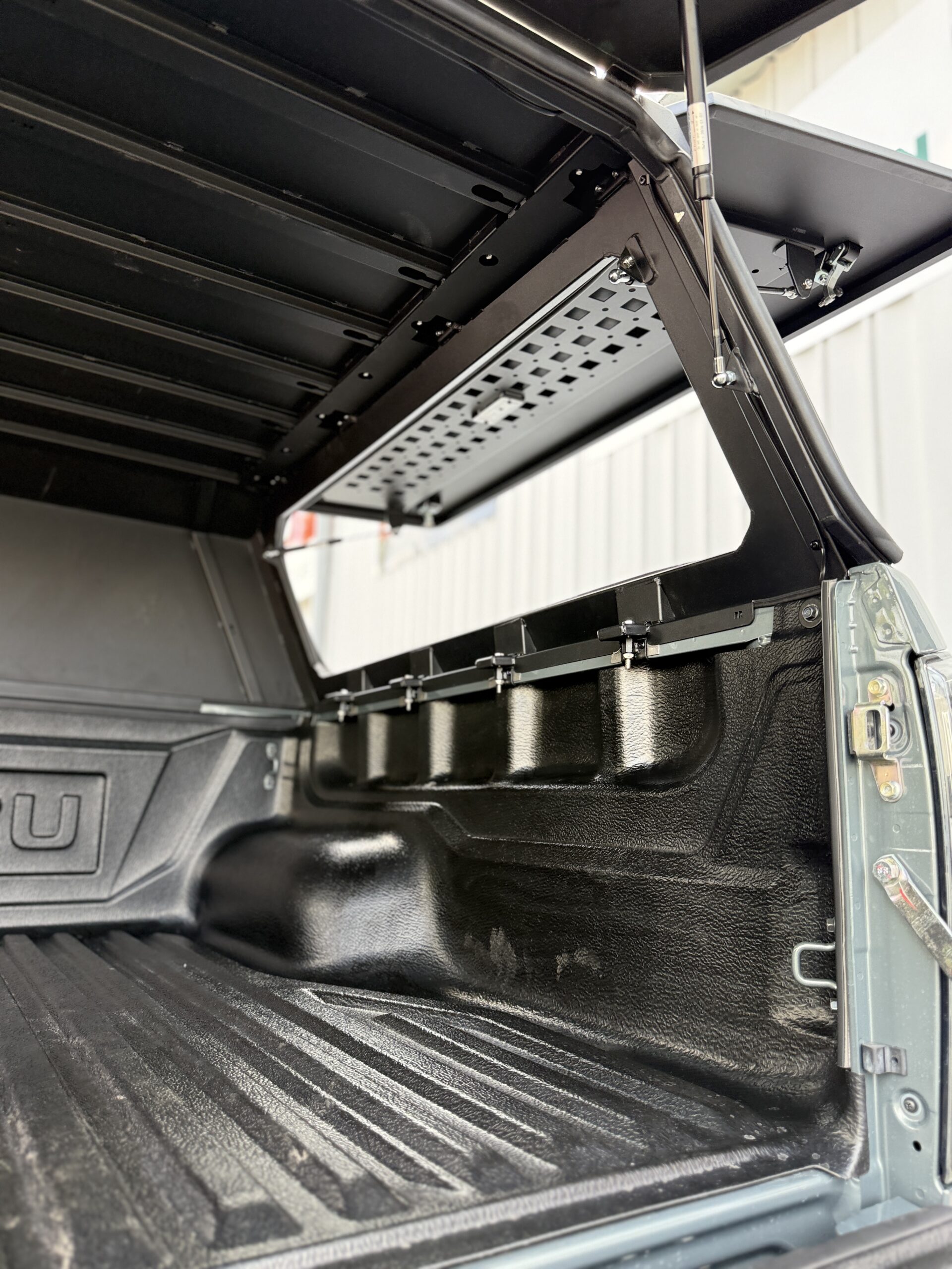 Hardtop fermé (sans vitre) aluminium noir CW Isuzu D-Max Double Cab 2020+ – Image 12