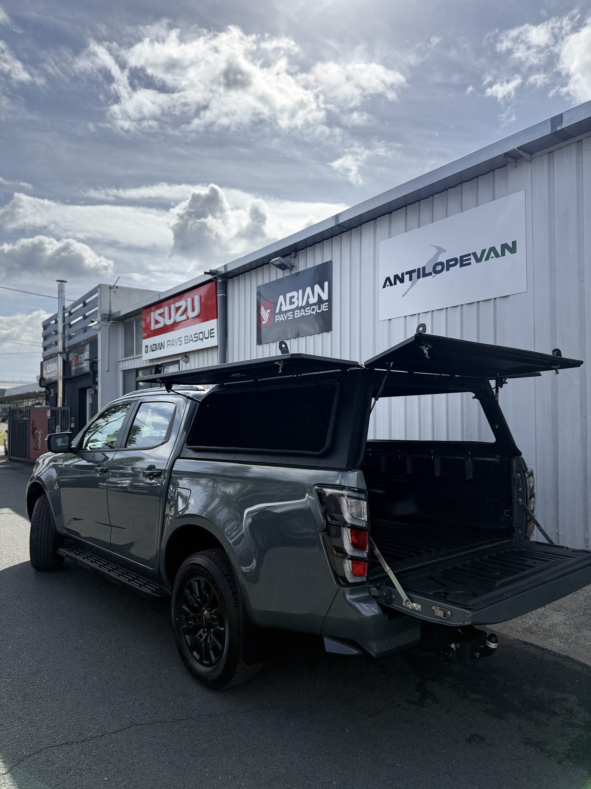 Hardtop fermé (sans vitre) aluminium noir CW Isuzu D-Max Double Cab 2020+ – Image 4