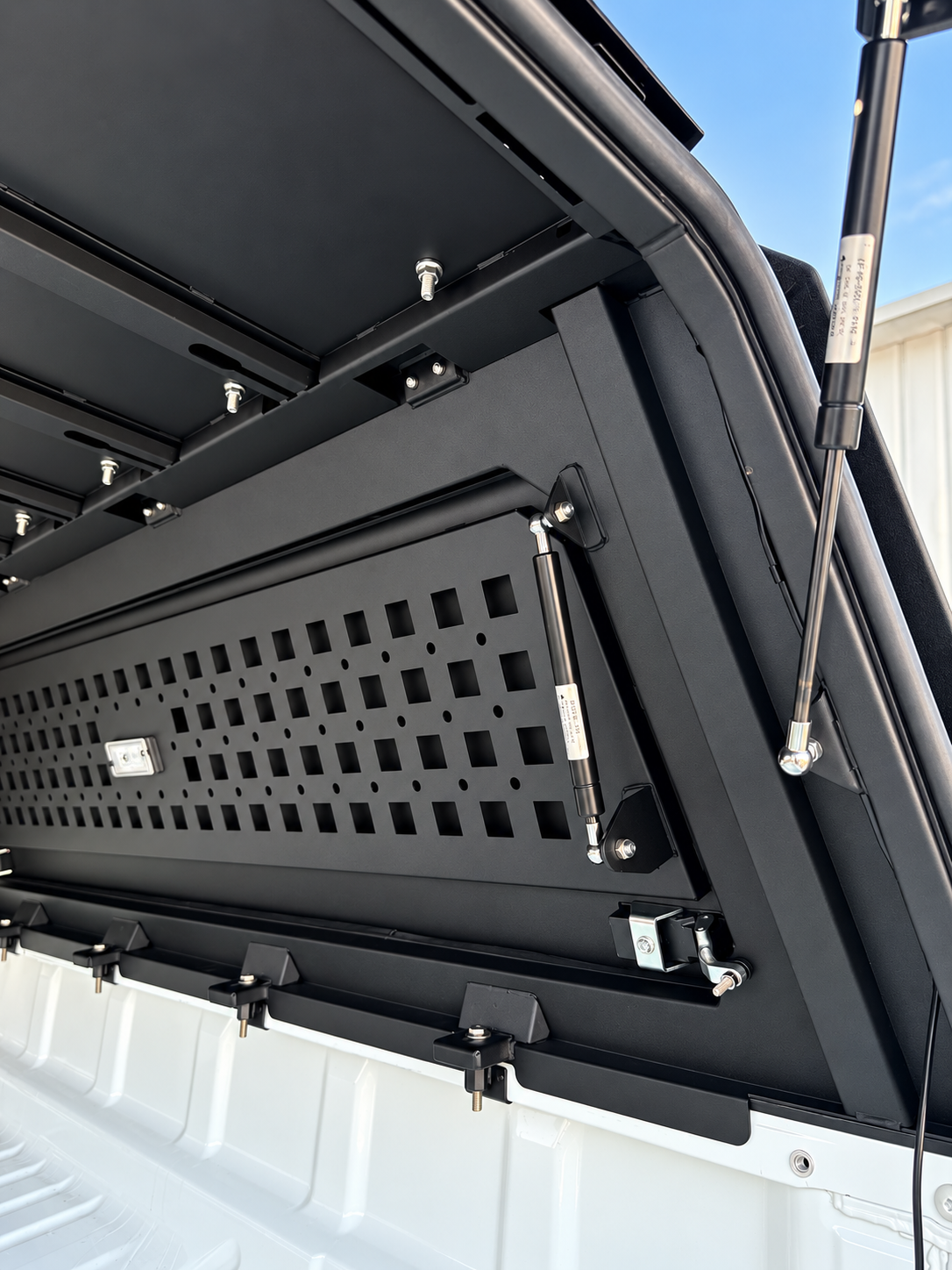 Hardtop fermé (sans vitre) aluminium noir CW Isuzu D-Max Double Cab 2020+ – Image 7